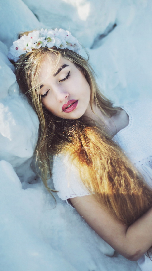 Sleeping Snow Beauty wallpaper 640x1136