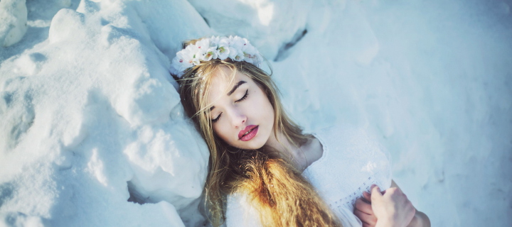Sleeping Snow Beauty wallpaper 720x320