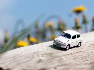 Das Mini Toy Car Wallpaper 320x240