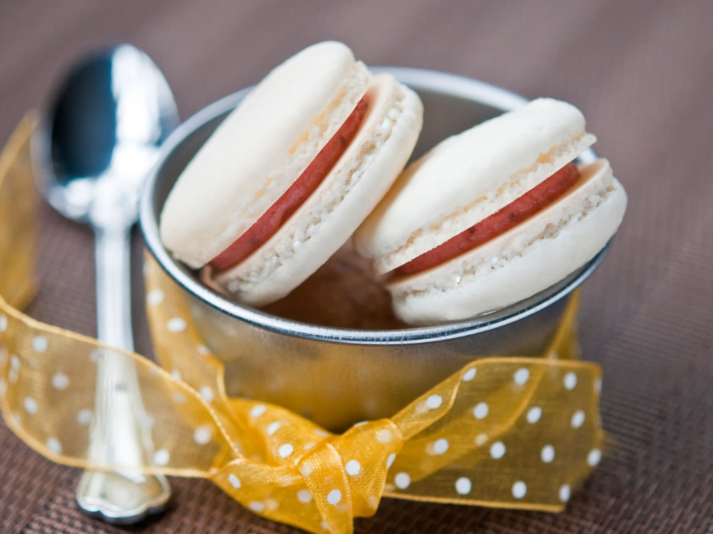 Das Macarons Decorate With Ribbons Wallpaper 1024x768