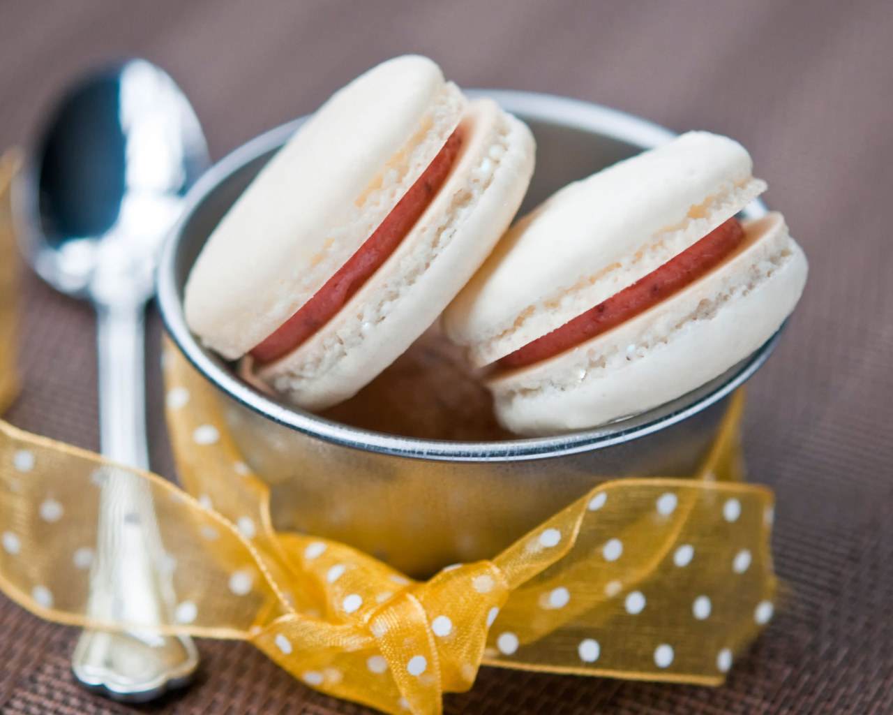 Das Macarons Decorate With Ribbons Wallpaper 1280x1024