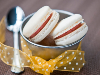 Das Macarons Decorate With Ribbons Wallpaper 320x240