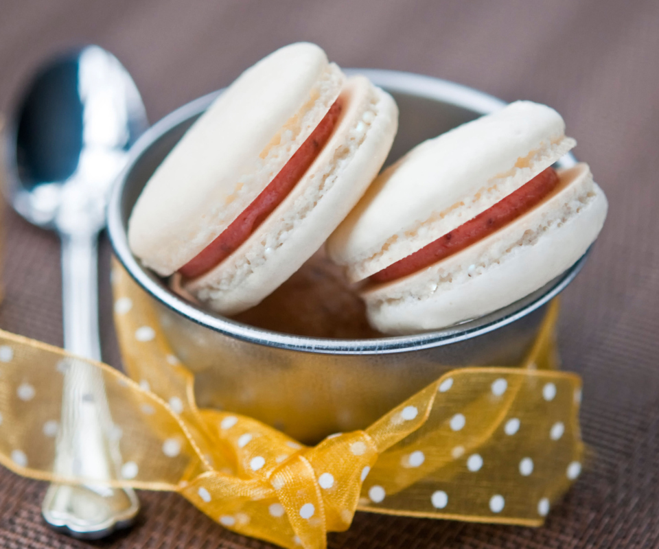 Macarons Decorate With Ribbons wallpaper 960x800