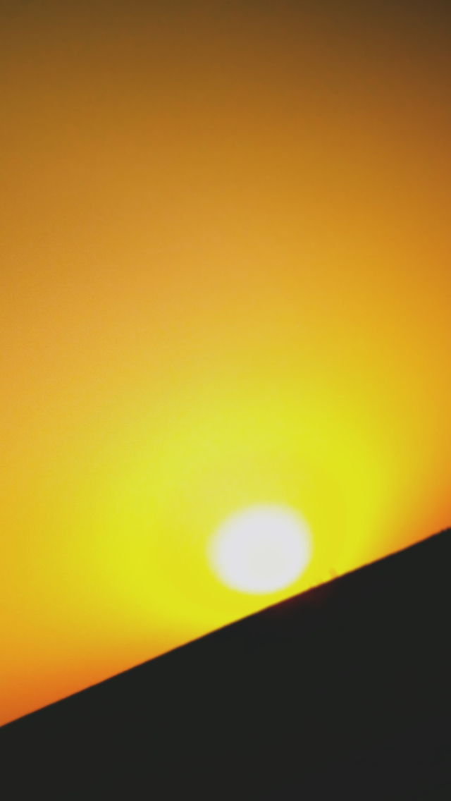Das Black And Yellow Sun Wallpaper 640x1136