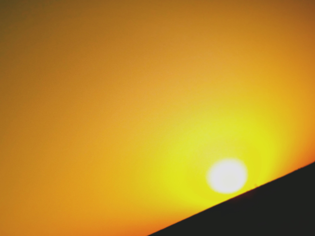 Black And Yellow Sun screenshot #1 640x480