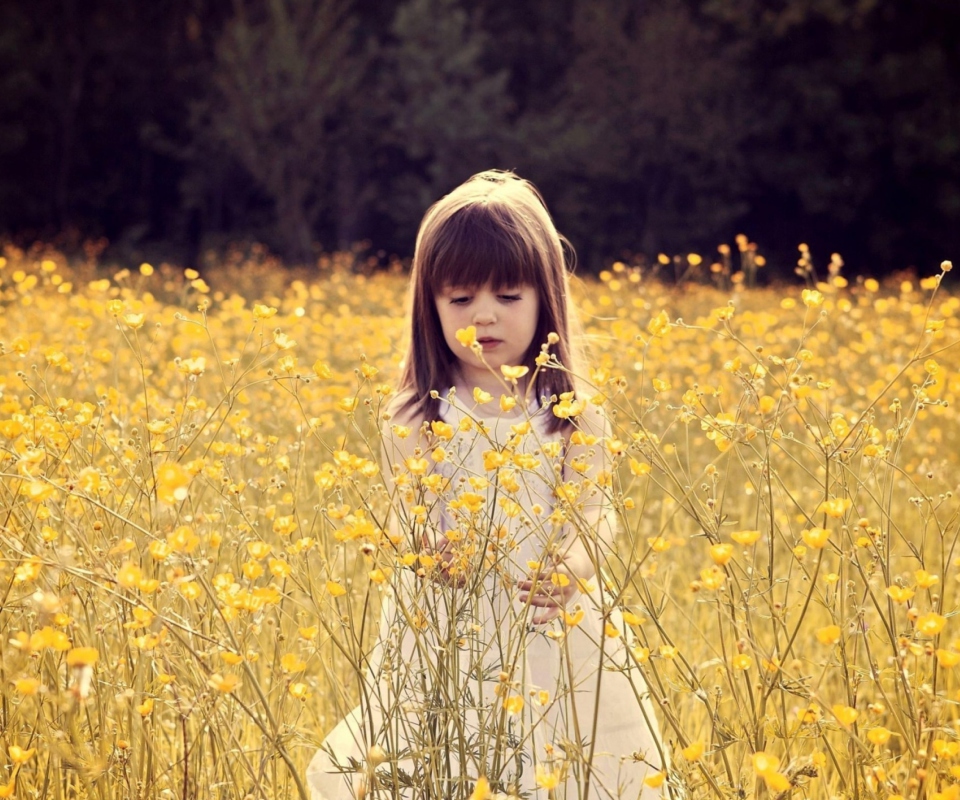 Das Cute Little Girl In Flower Field Wallpaper 960x800