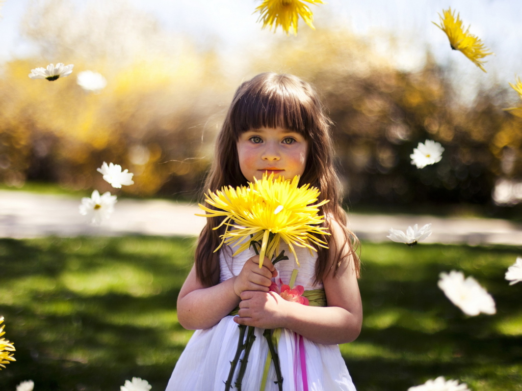 Обои Sweet Child With Yellow Flower Bouquet 1024x768