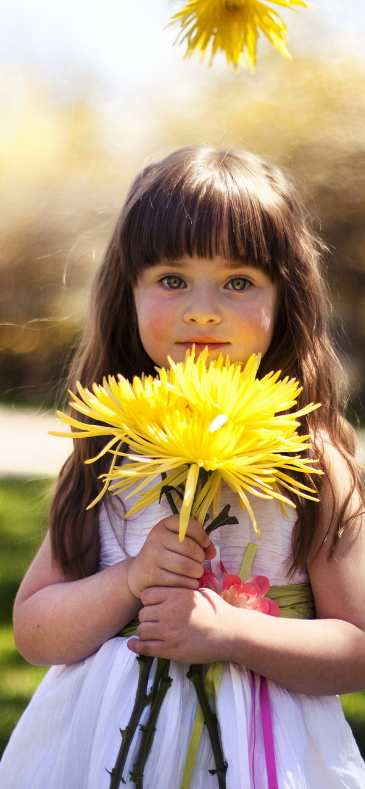 Fondo de pantalla Sweet Child With Yellow Flower Bouquet 1170x2532
