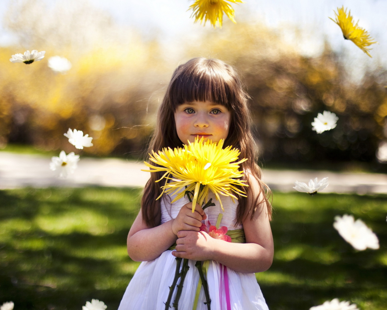 Screenshot №1 pro téma Sweet Child With Yellow Flower Bouquet 1280x1024