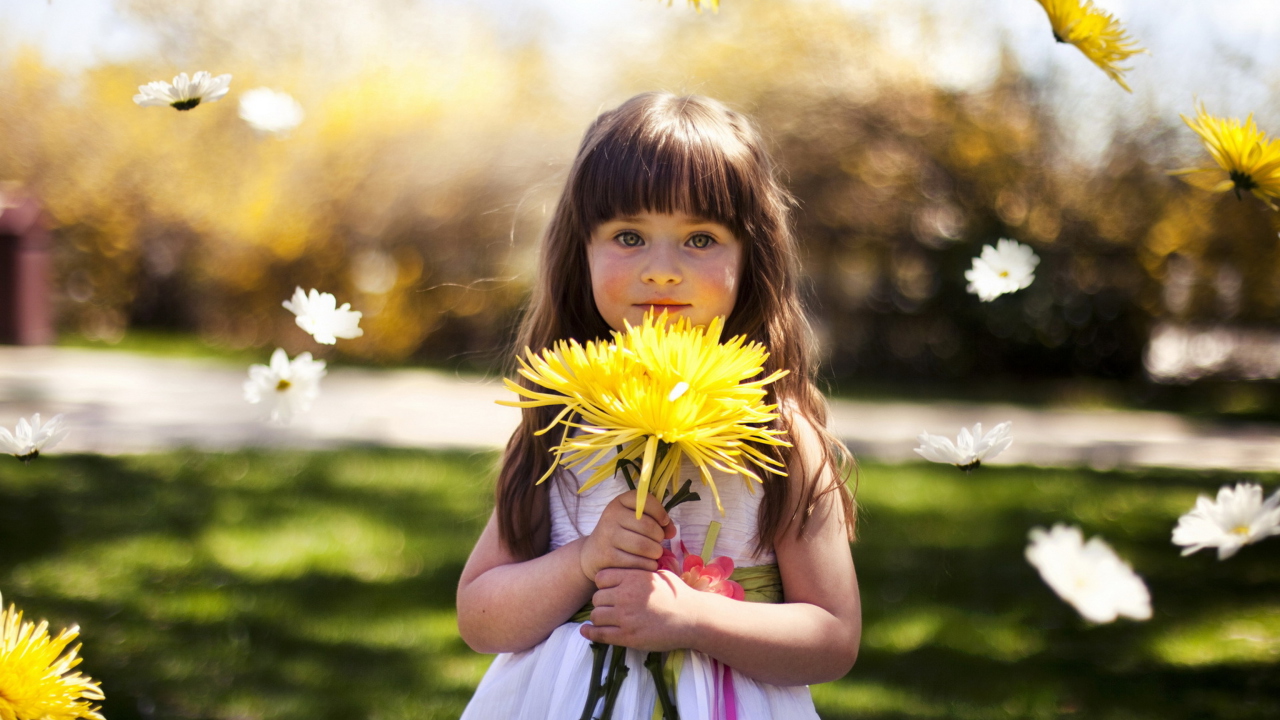Обои Sweet Child With Yellow Flower Bouquet 1280x720