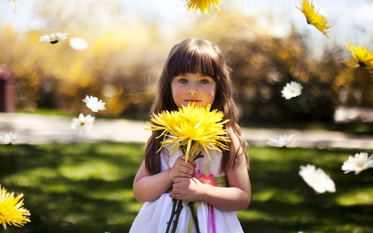 Sweet Child With Yellow Flower Bouquet screenshot #1 1280x800