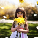 Das Sweet Child With Yellow Flower Bouquet Wallpaper 128x128