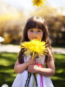 Fondo de pantalla Sweet Child With Yellow Flower Bouquet 132x176