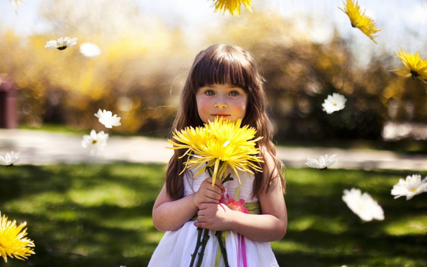 Обои Sweet Child With Yellow Flower Bouquet 1440x900