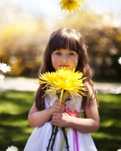 Обои Sweet Child With Yellow Flower Bouquet 176x220