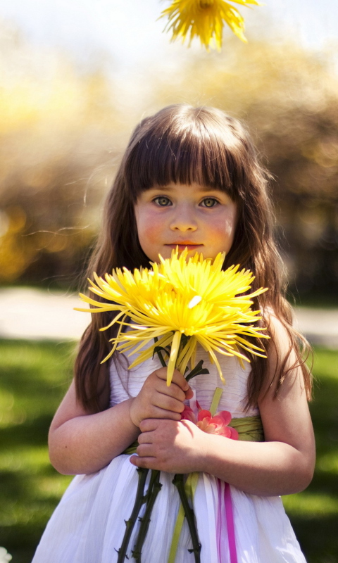Обои Sweet Child With Yellow Flower Bouquet 480x800