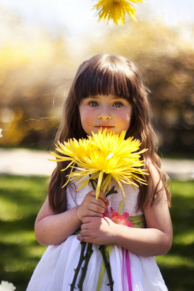 Fondo de pantalla Sweet Child With Yellow Flower Bouquet 640x960