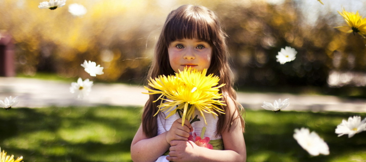 Sfondi Sweet Child With Yellow Flower Bouquet 720x320