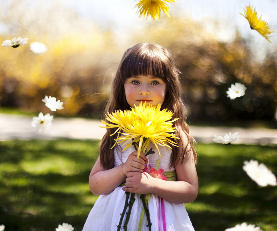 Обои Sweet Child With Yellow Flower Bouquet 960x800