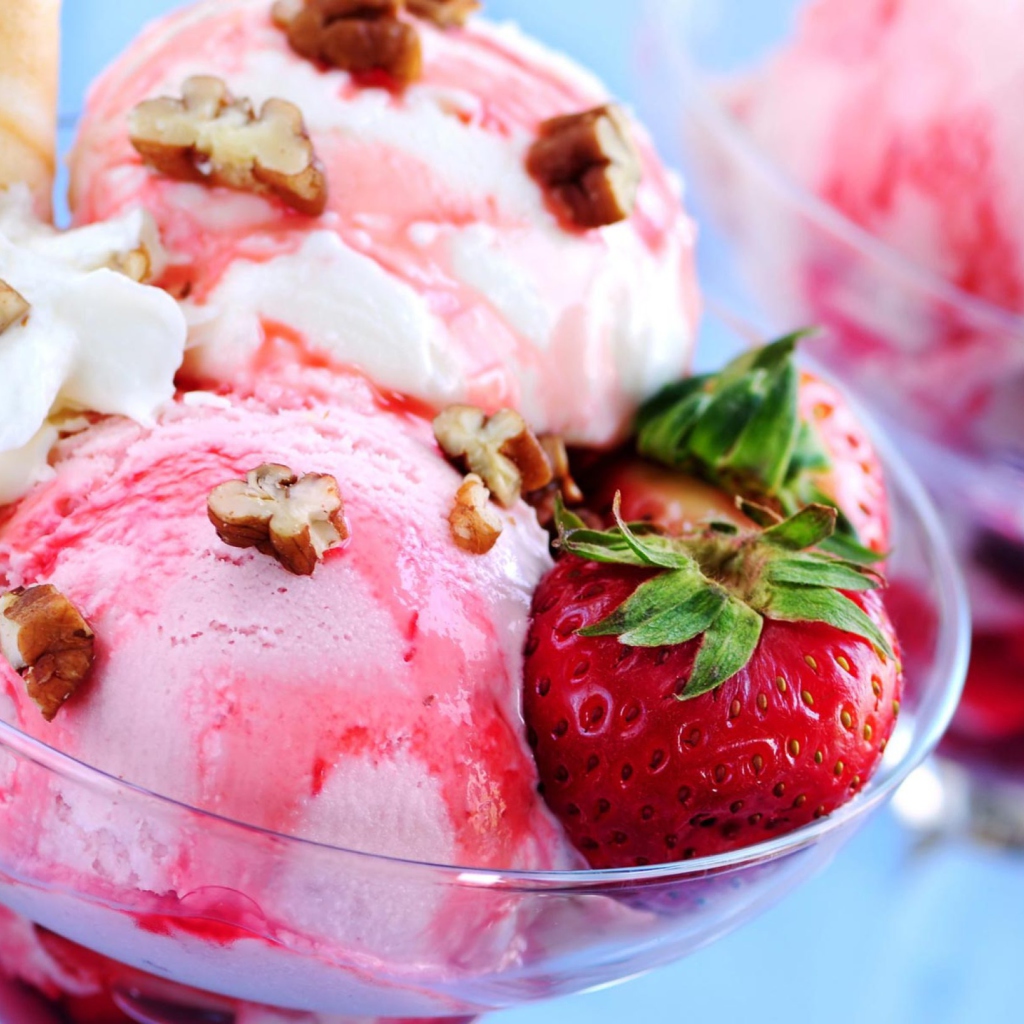 Das Strawberry Ice-Cream Wallpaper 1024x1024