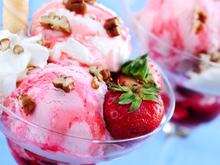 Das Strawberry Ice-Cream Wallpaper 320x240