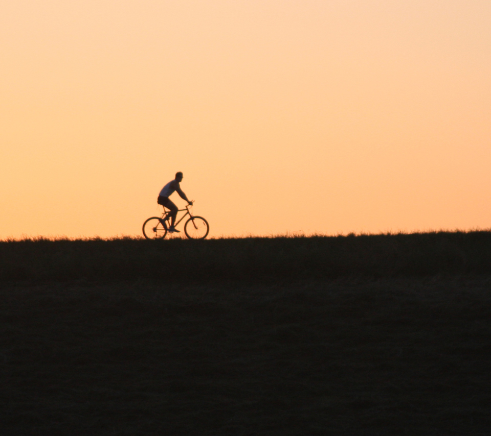 Fondo de pantalla Bicycle Ride In Field 960x854