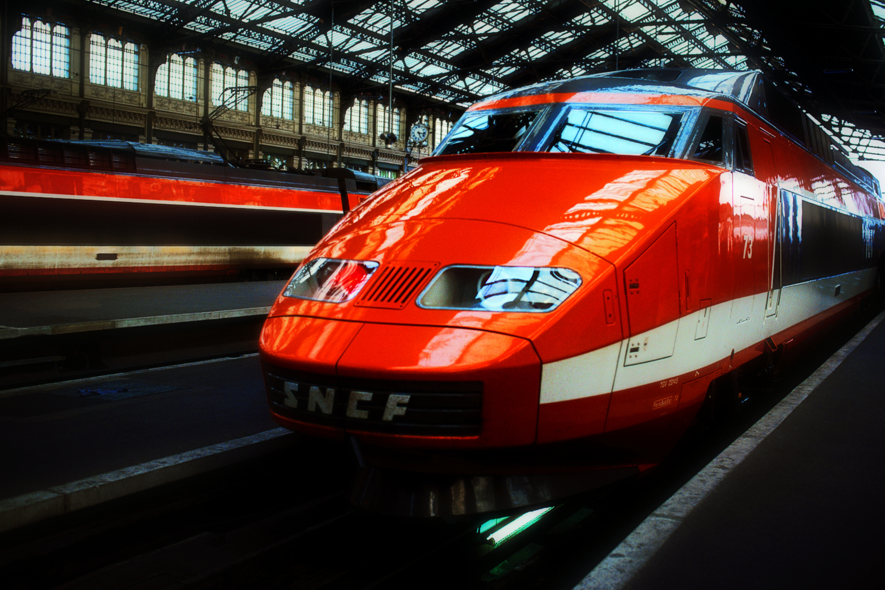 Das Orange High Speed Train Wallpaper 2880x1920