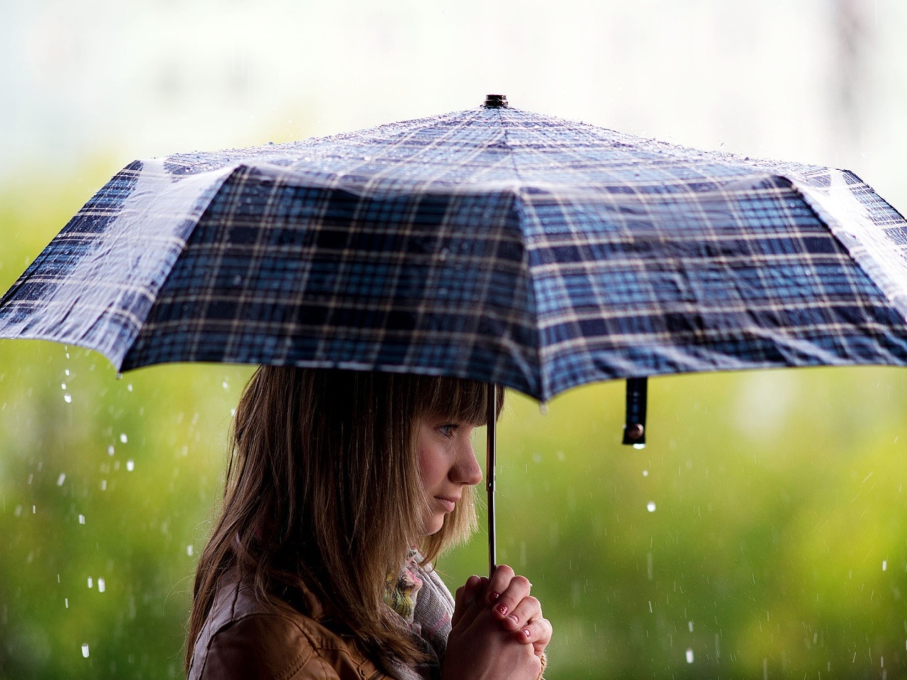 Fondo de pantalla Girl With Umbrella Under The Rain 1280x960