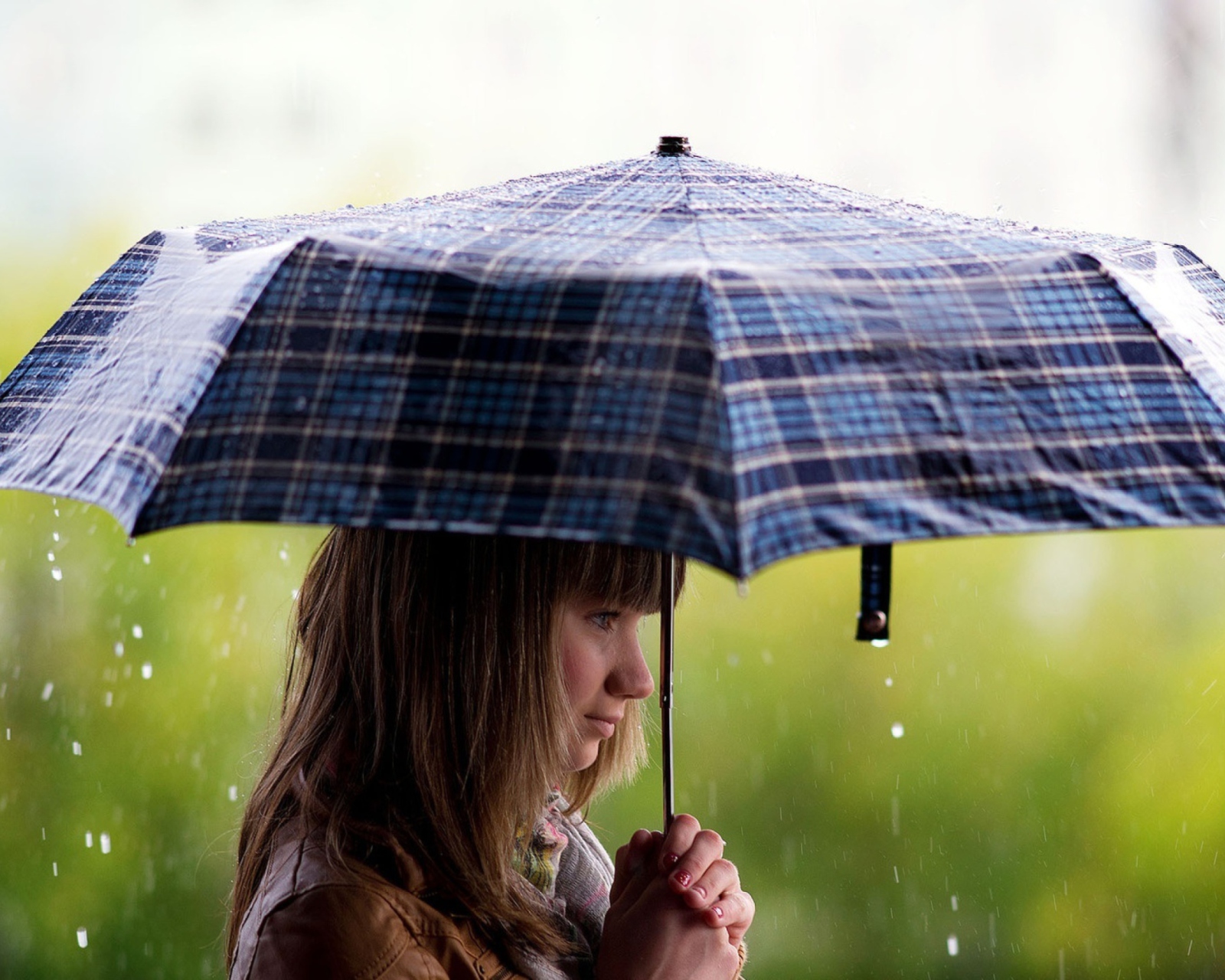 Обои Girl With Umbrella Under The Rain 1600x1280