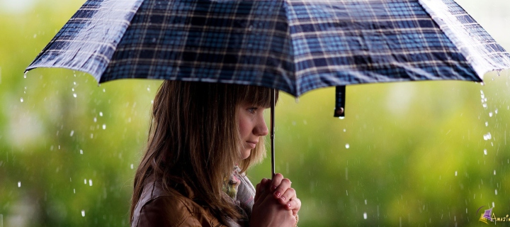 Girl With Umbrella Under The Rain wallpaper 720x320