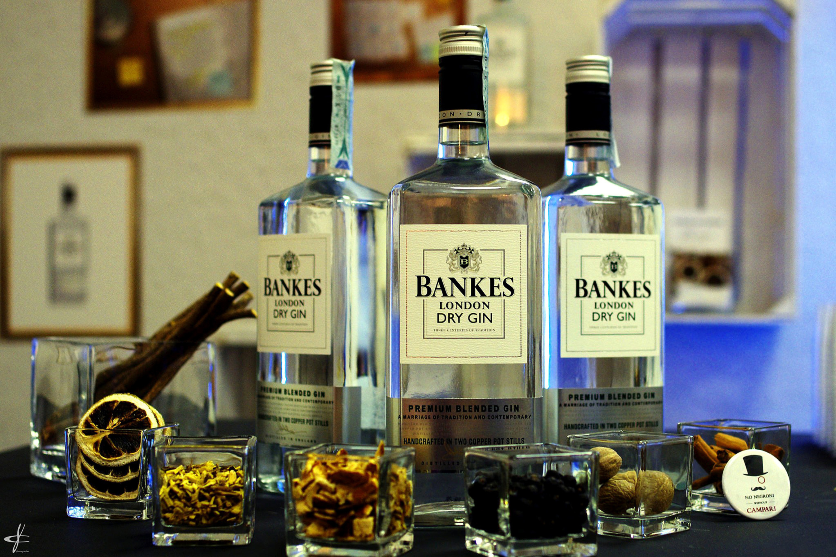 Dry Gin Bankers wallpaper 2880x1920