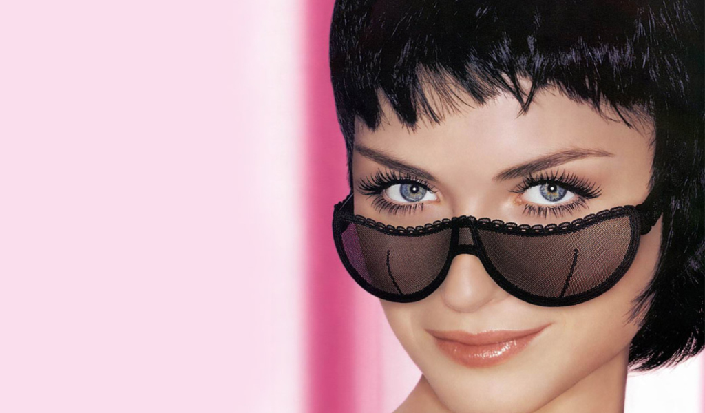 Das Girl In Sunglasses Wallpaper 1024x600