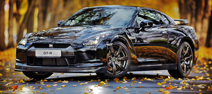 Das Nissan GT R in Autumn Forest Wallpaper 720x320