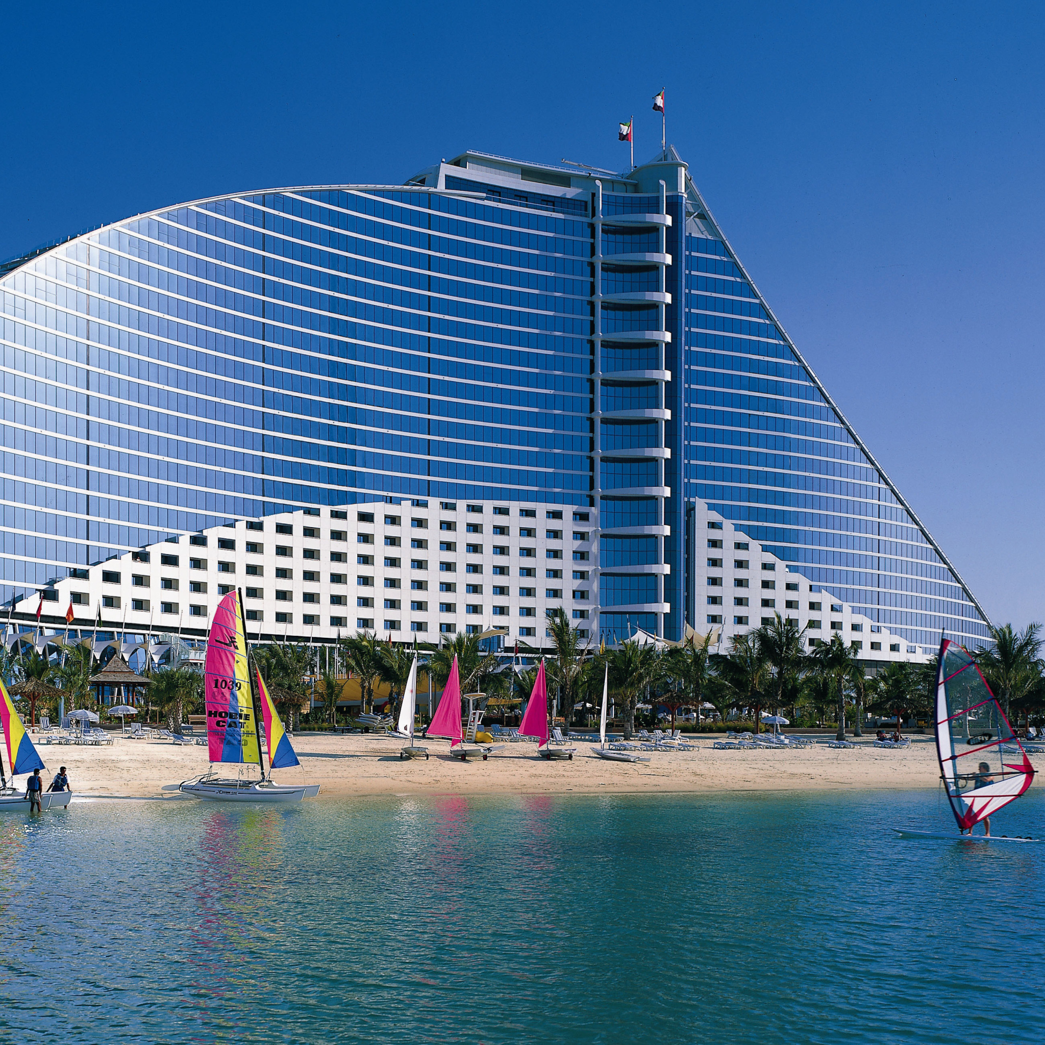 Fondo de pantalla Jumeirah Beach Dubai Hotel 2048x2048