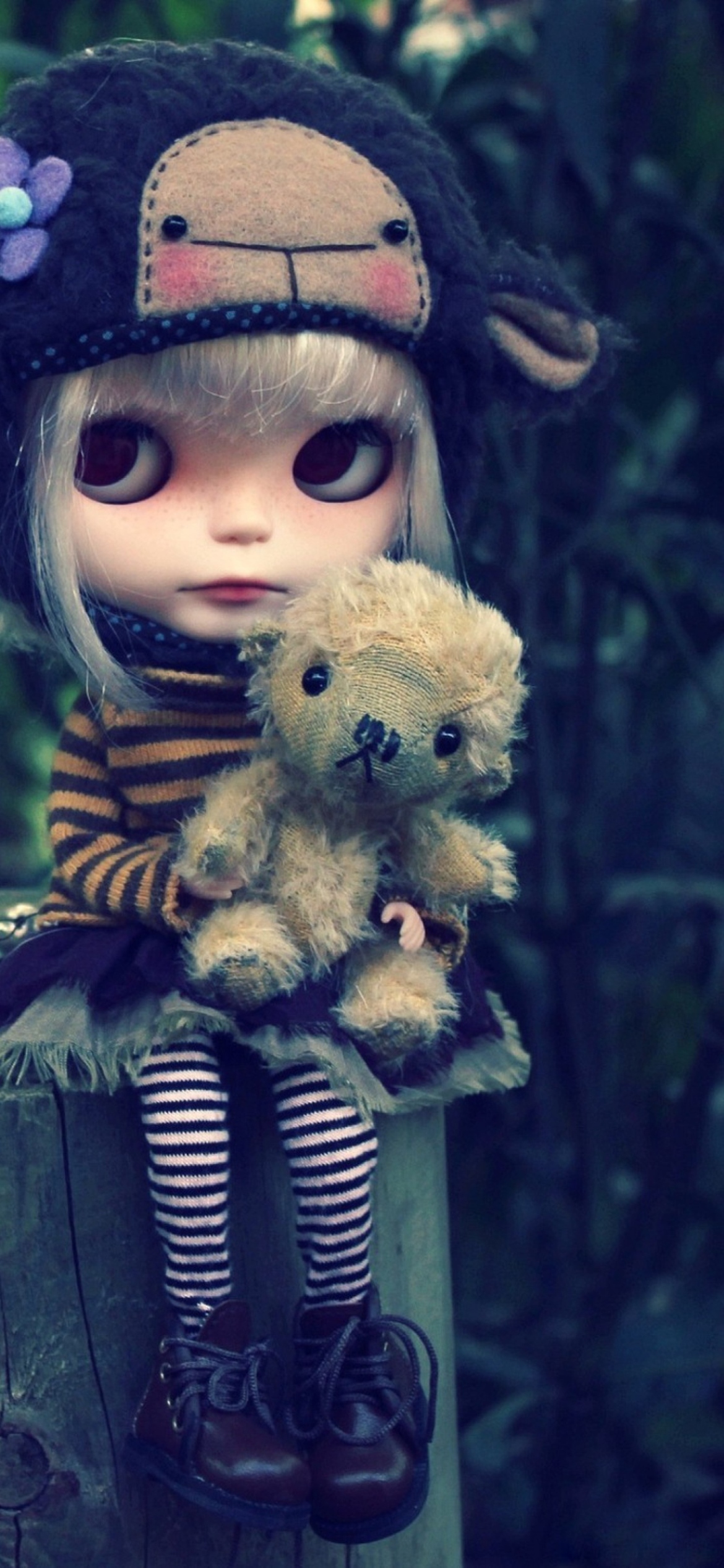 Fondo de pantalla Cute Doll With Teddy Bear 1170x2532