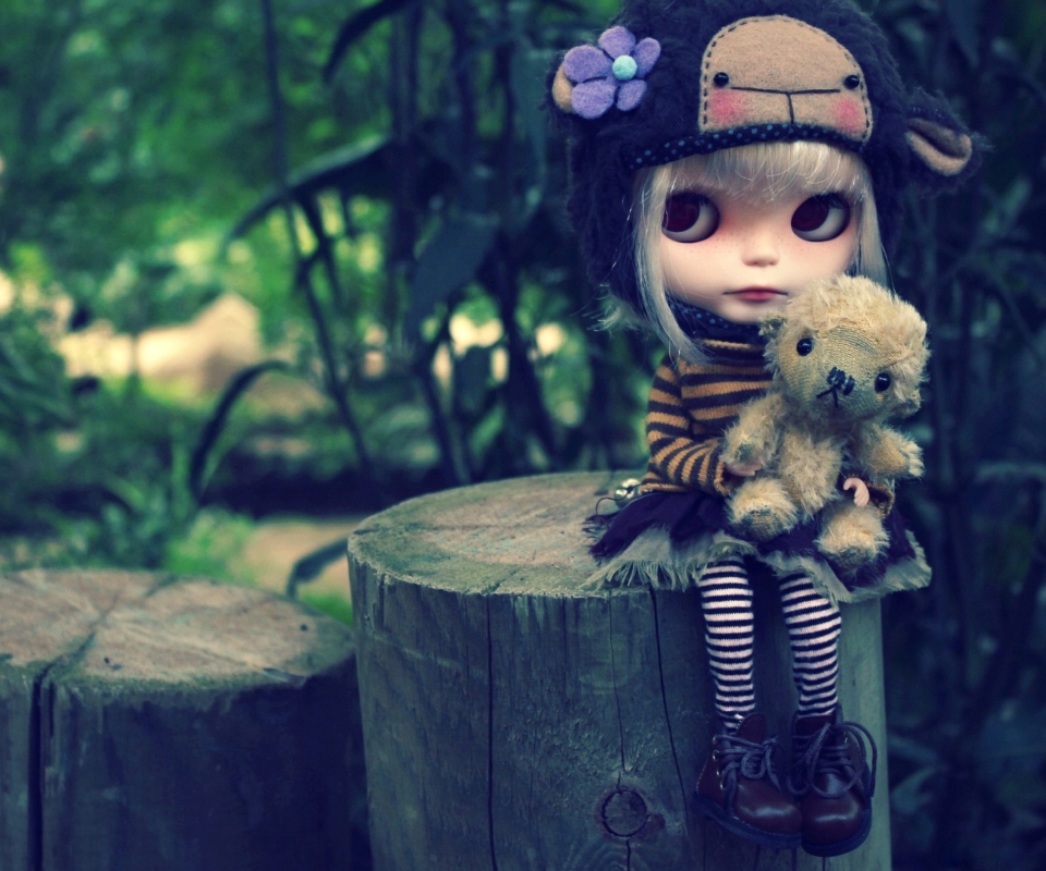 Обои Cute Doll With Teddy Bear 960x800