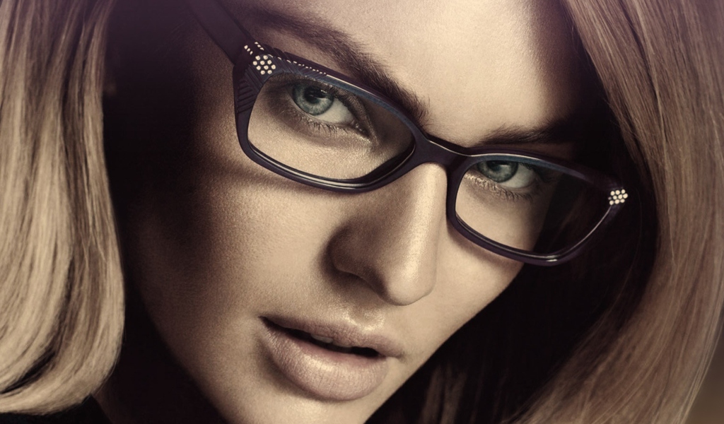 Screenshot №1 pro téma Candice Swanepoel In Glasses 1024x600