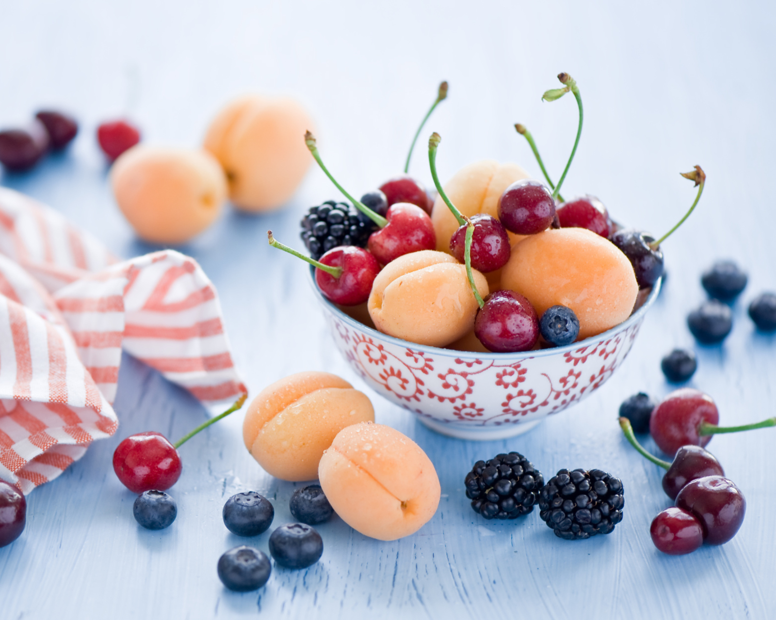 Fondo de pantalla Plate Of Fruits And Berries 1600x1280