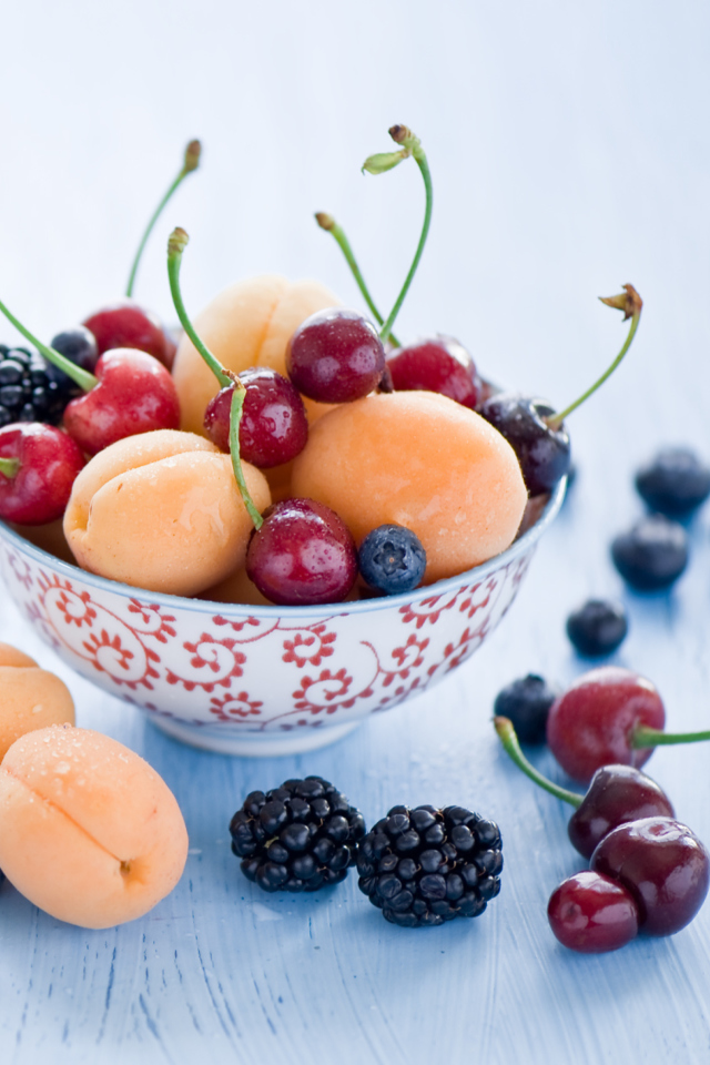 Обои Plate Of Fruits And Berries 640x960