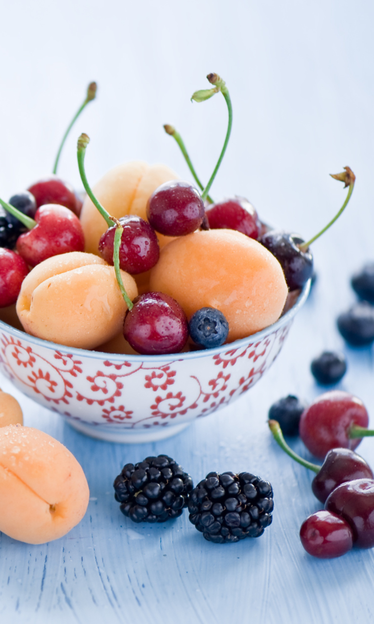 Fondo de pantalla Plate Of Fruits And Berries 768x1280