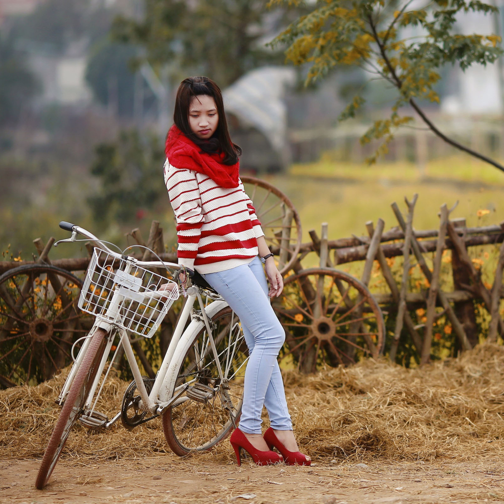 Sfondi Girl On Bicycle 2048x2048