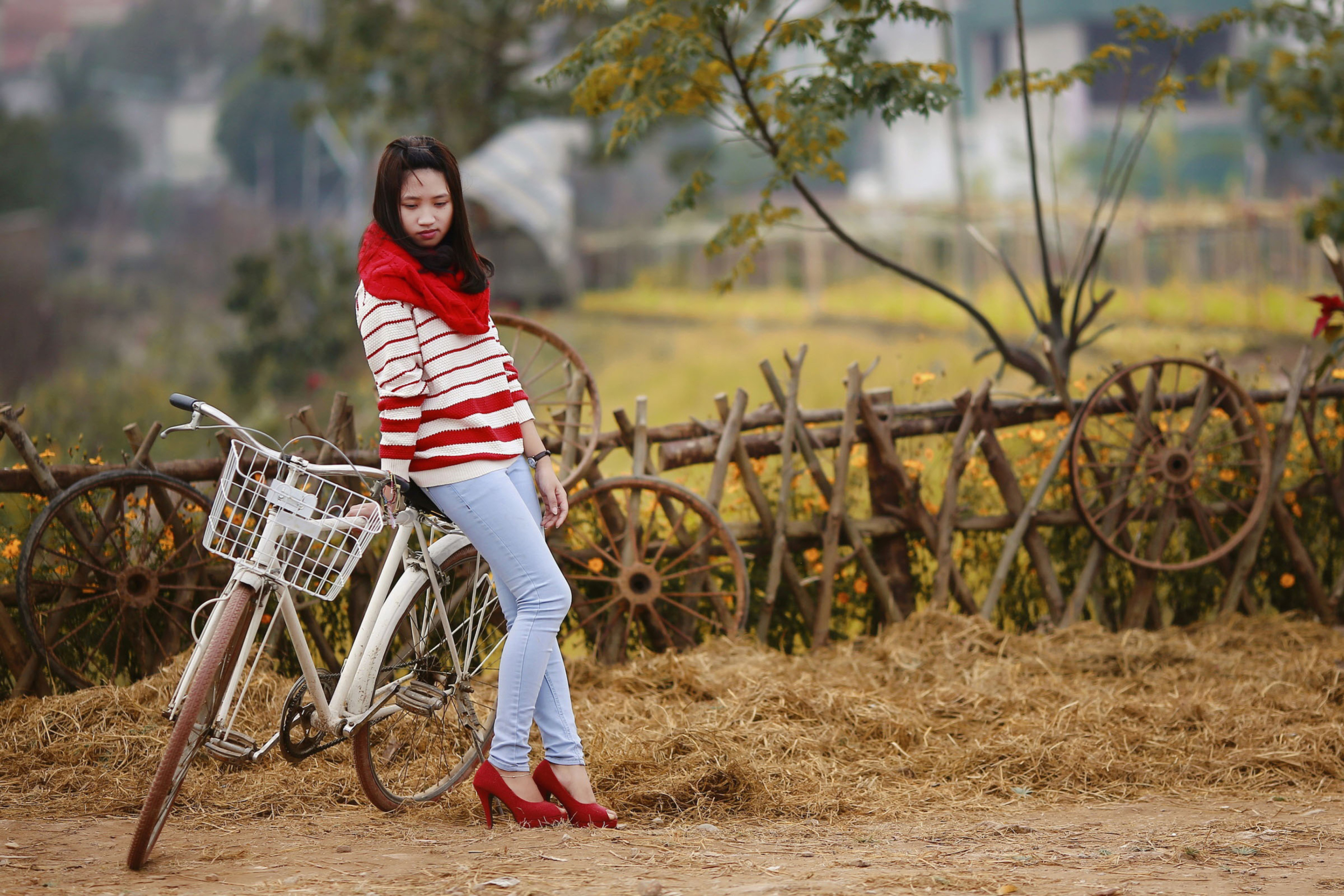 Girl On Bicycle wallpaper 2880x1920