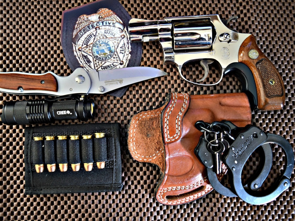 Colt, handcuffs and knife wallpaper 1024x768