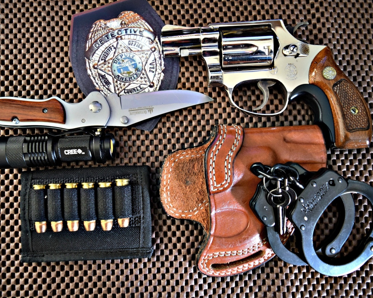 Colt, handcuffs and knife wallpaper 1280x1024