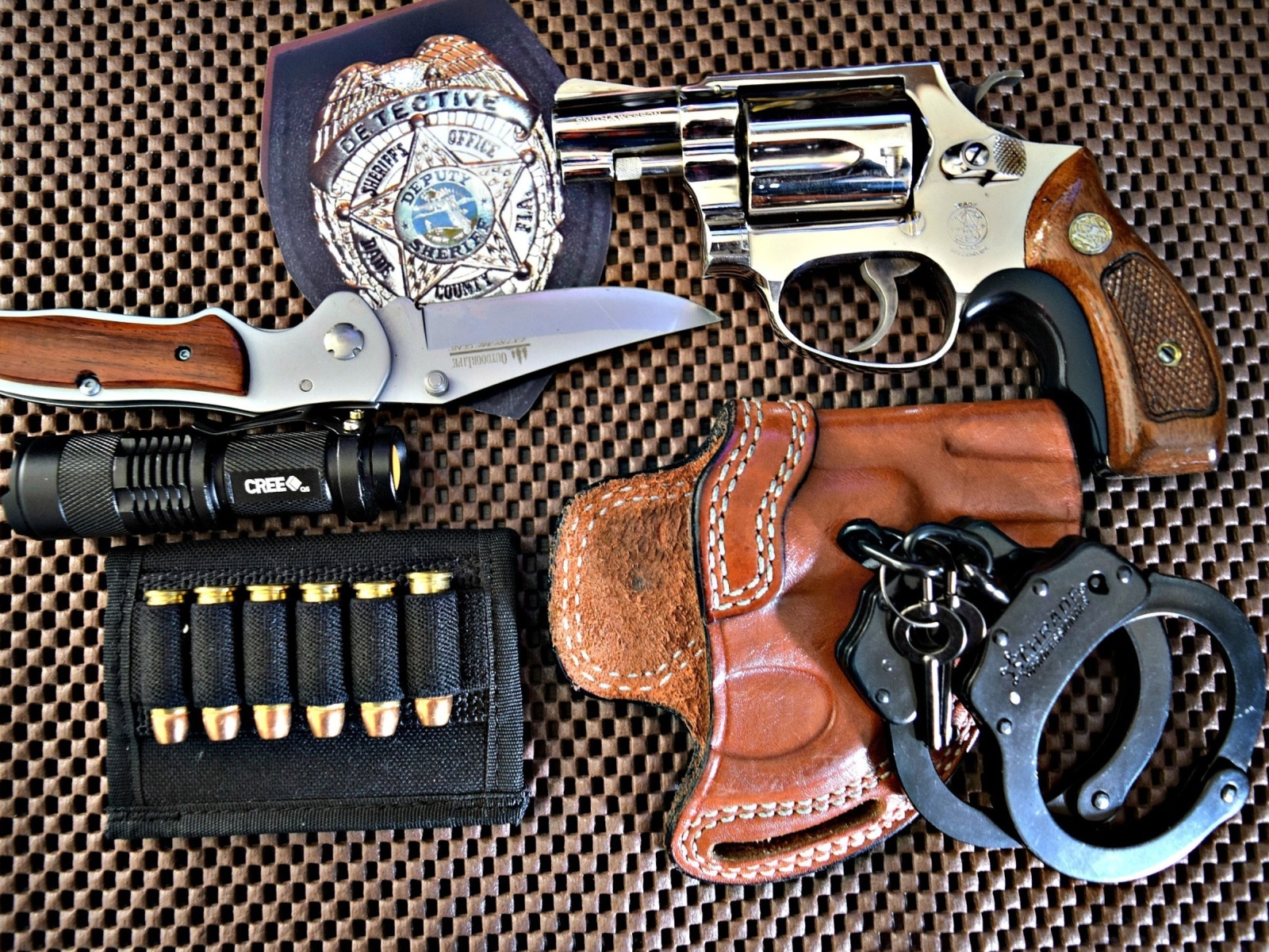 Colt, handcuffs and knife wallpaper 1600x1200
