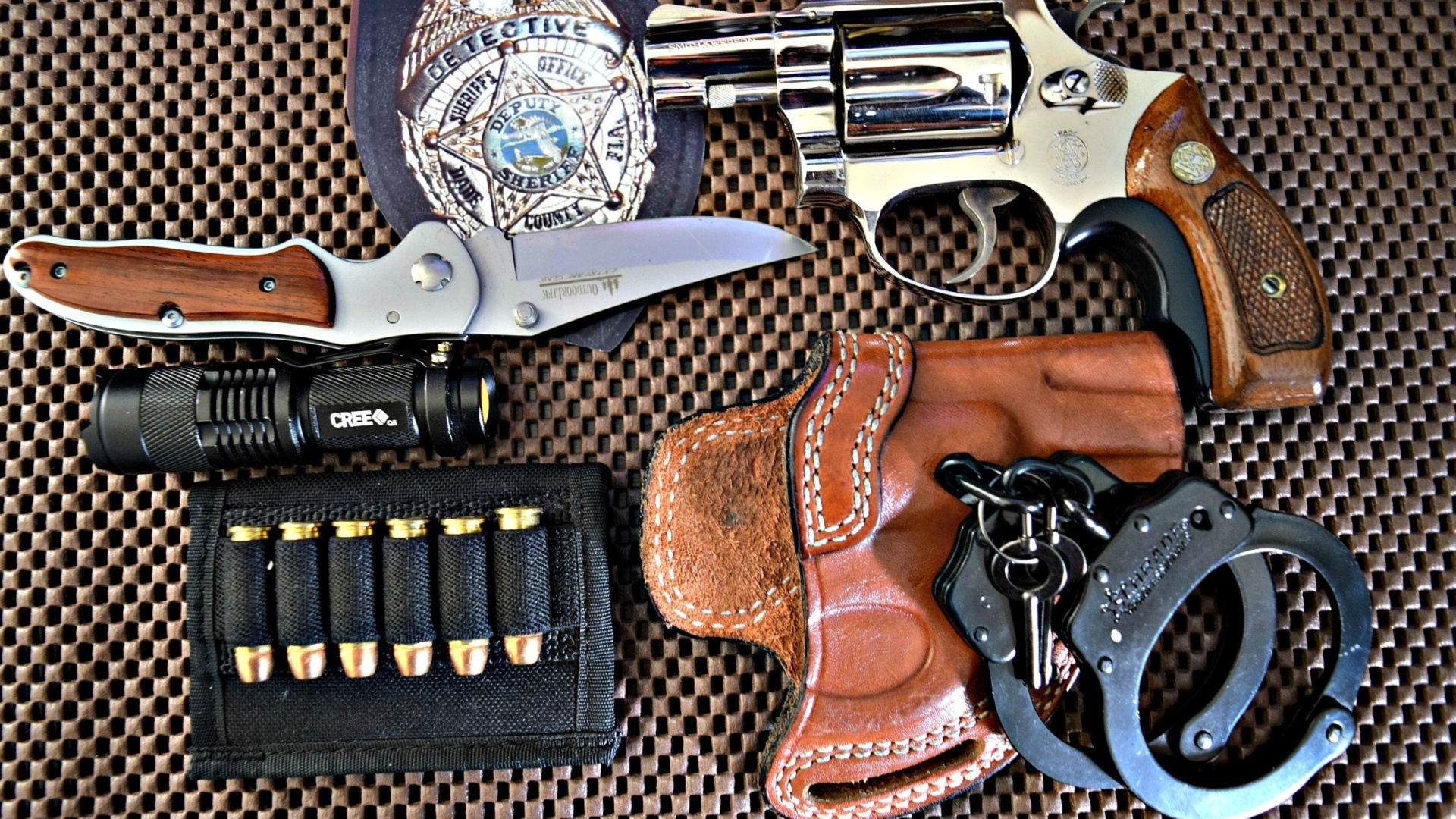 Sfondi Colt, handcuffs and knife 1920x1080