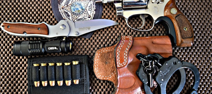 Fondo de pantalla Colt, handcuffs and knife 720x320