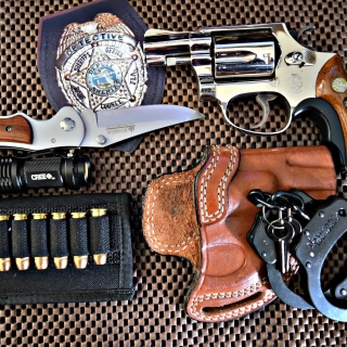 Colt, handcuffs and knife - Obrázkek zdarma pro iPad