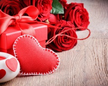 Fondo de pantalla Valentines Day Gift and Hearts 220x176