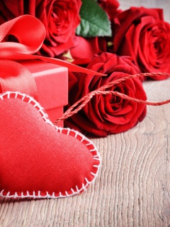 Обои Valentines Day Gift and Hearts 240x320